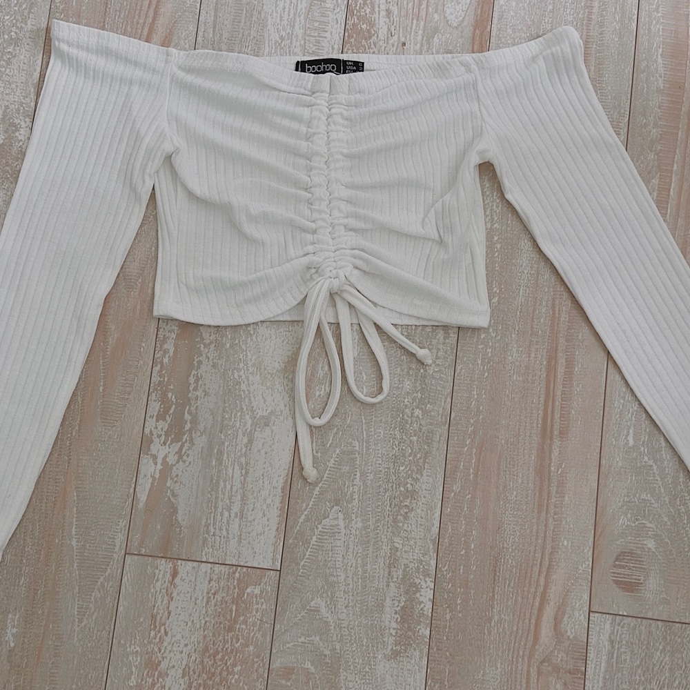 THE CUTEST white long sleeve crop top!